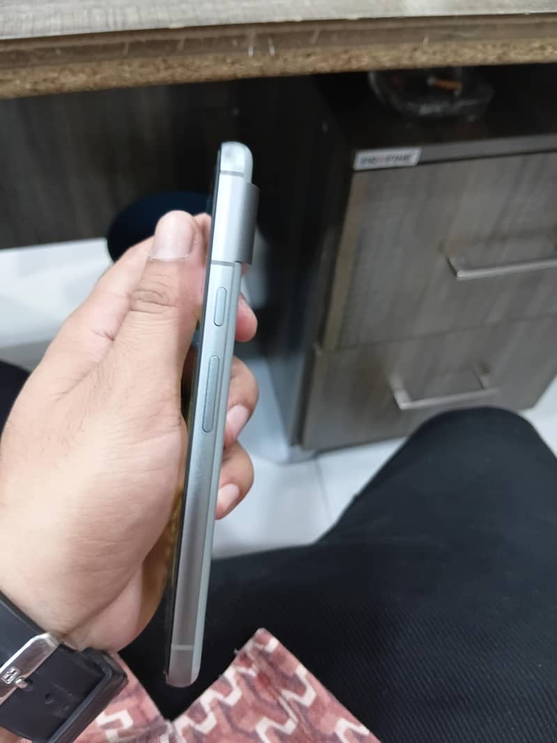Google Pixel 8 4