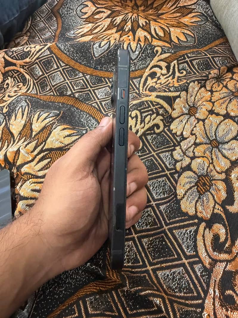 Apple iPhone 13 4