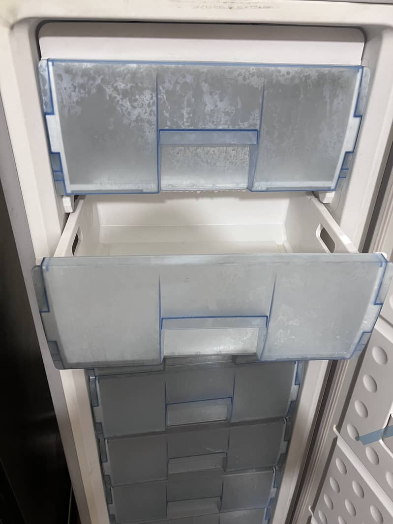 Deep freezer vertical standing 3