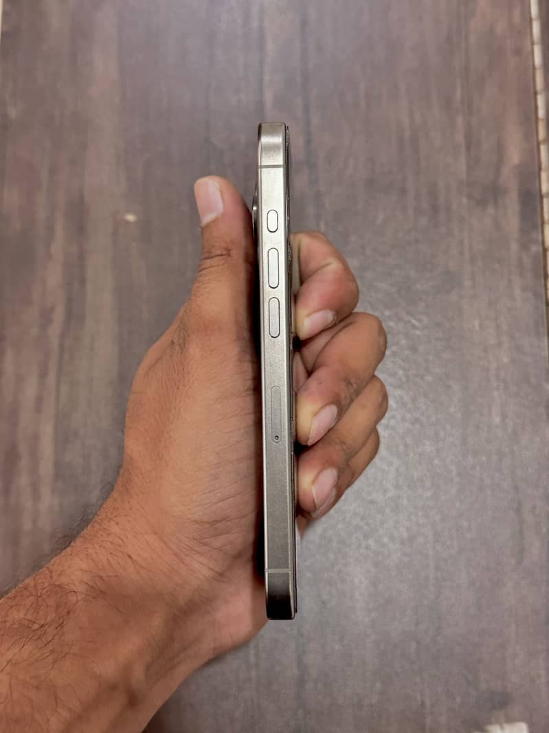 Apple iPhone 15 Pro 4