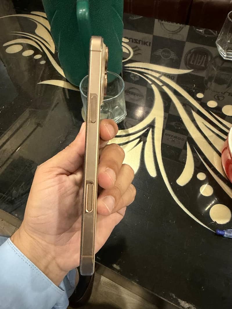 Apple iPhone 16 Pro Max 4