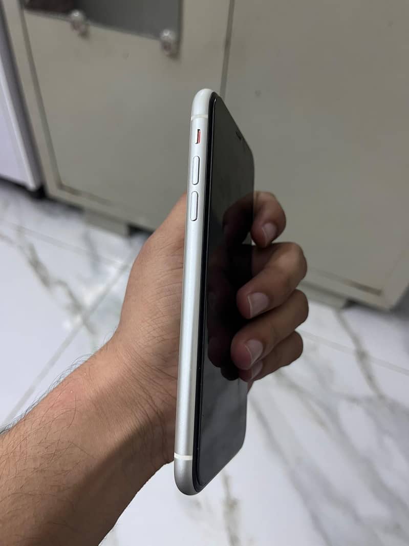 Apple iPhone 11 3