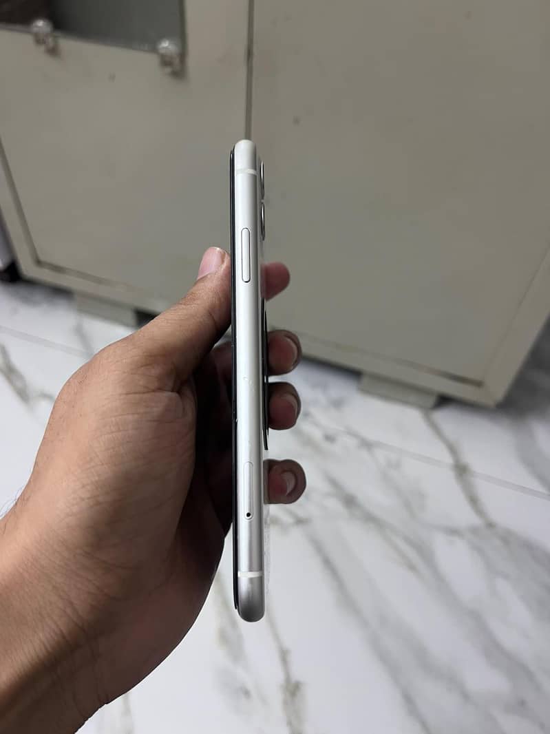 Apple iPhone 11 4