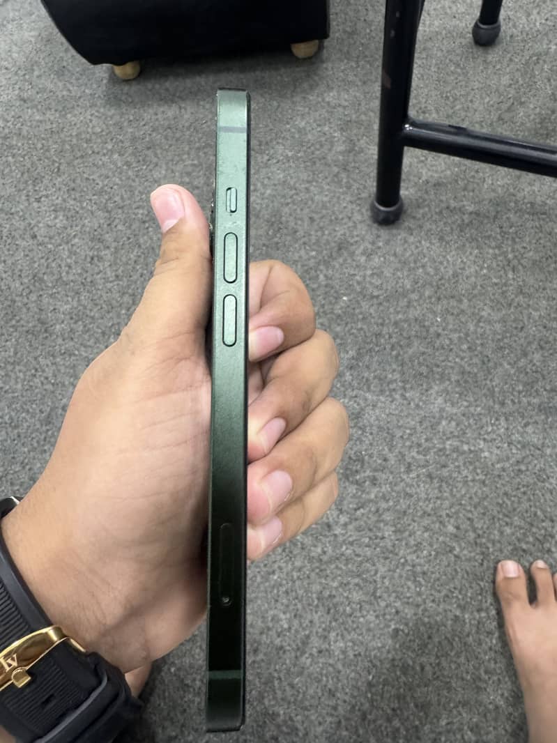 Apple iPhone 13 5