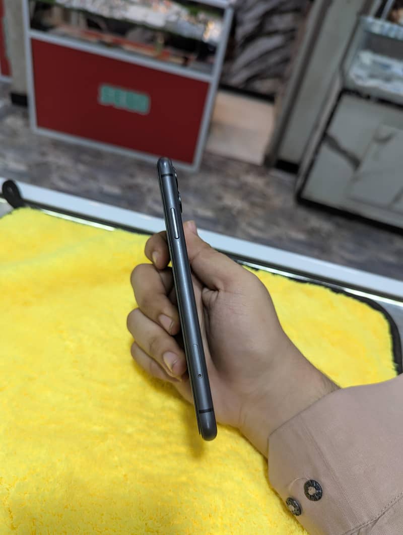 Apple iPhone 11 3