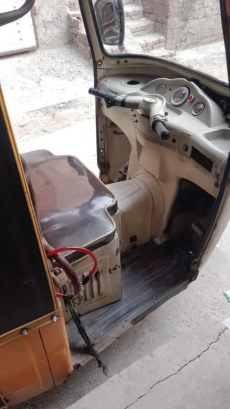175,0000CNG Auto Rickshaw 2016 1