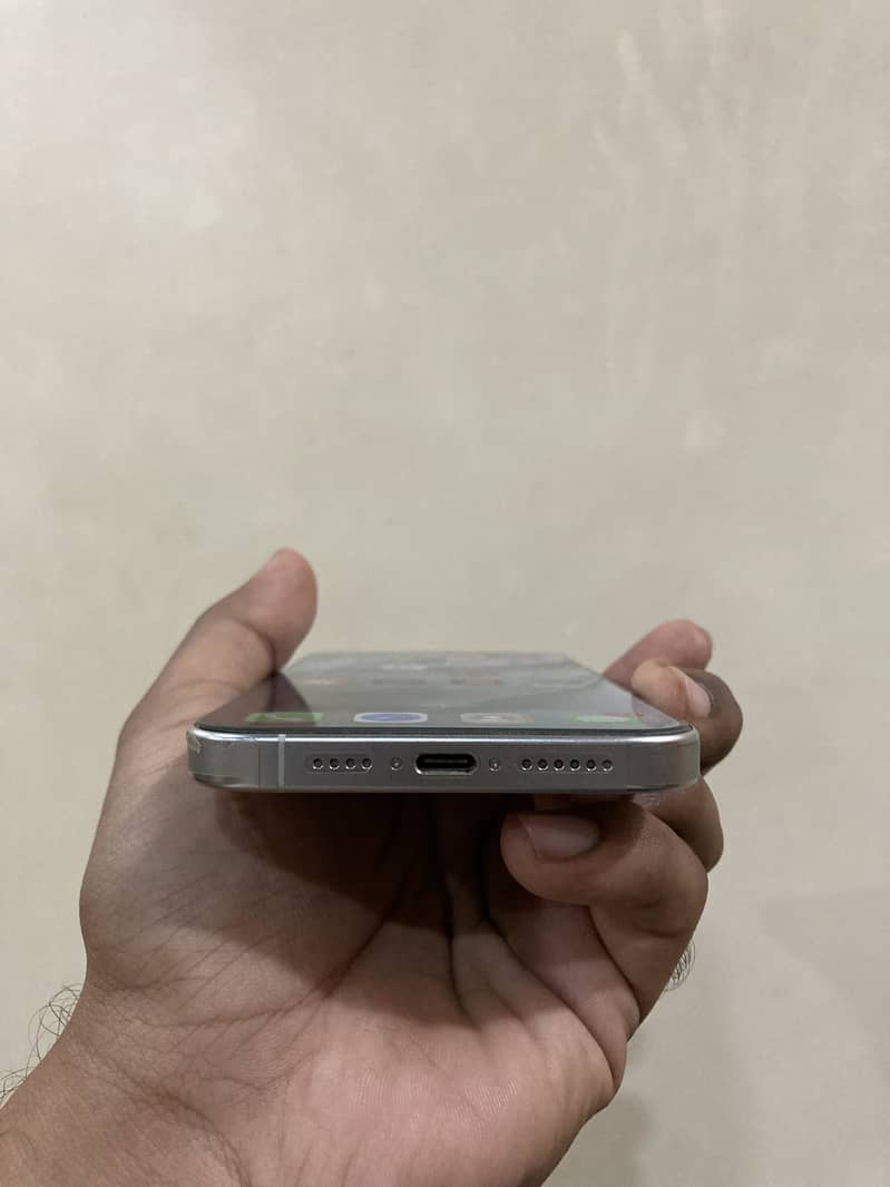 Apple iPhone 15 Pro Max.      Read description 2