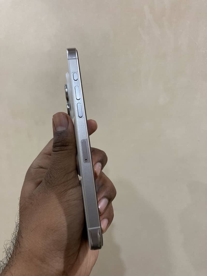 Apple iPhone 15 Pro Max.      Read description 4