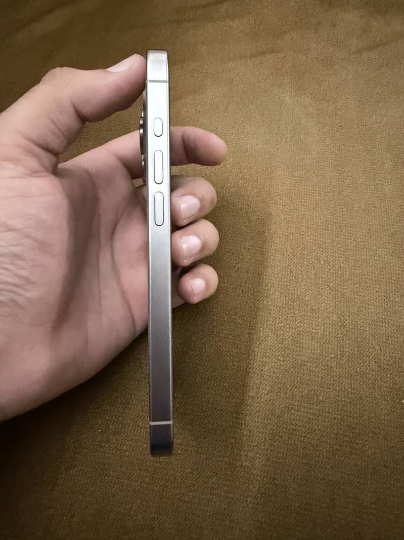 Apple iPhone 15 Pro 4