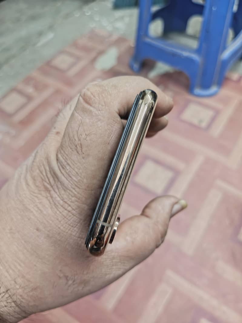 Apple iPhone XS 3