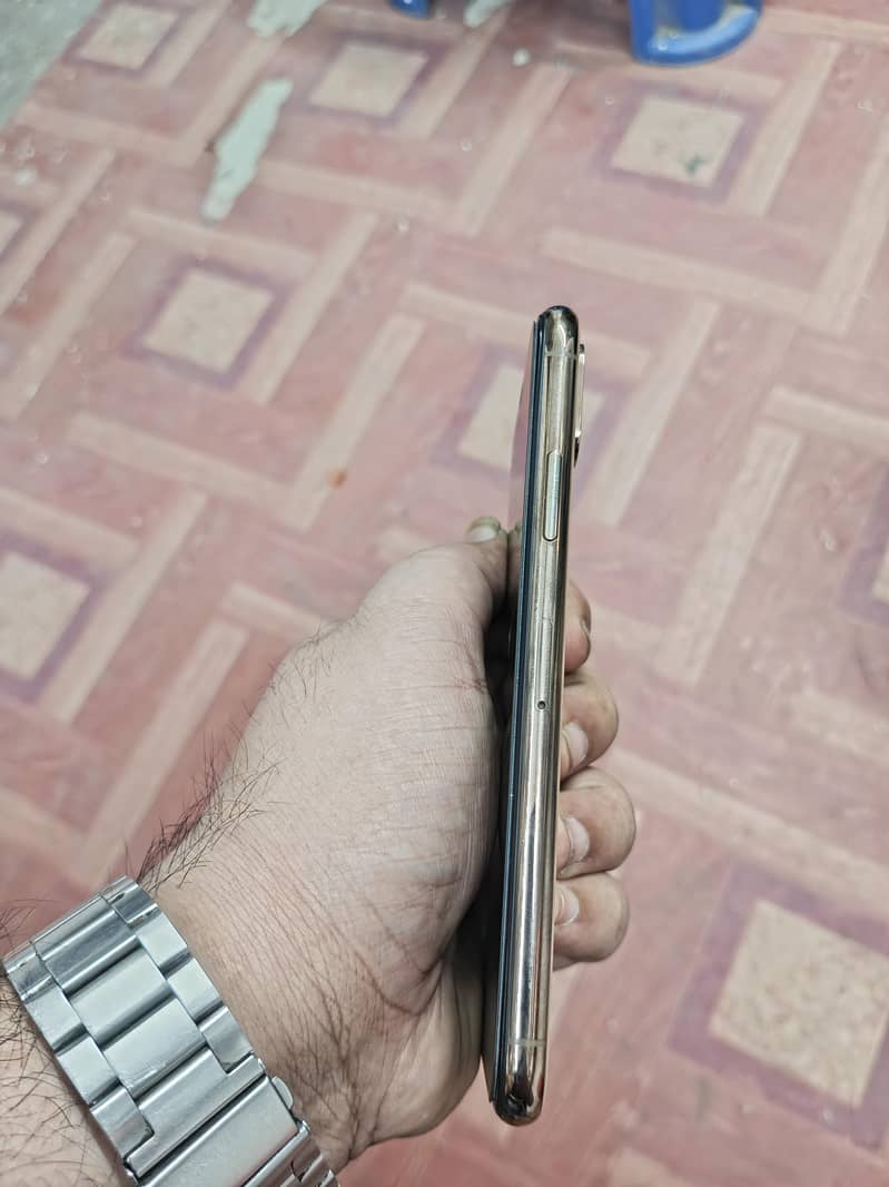 Apple iPhone XS 4