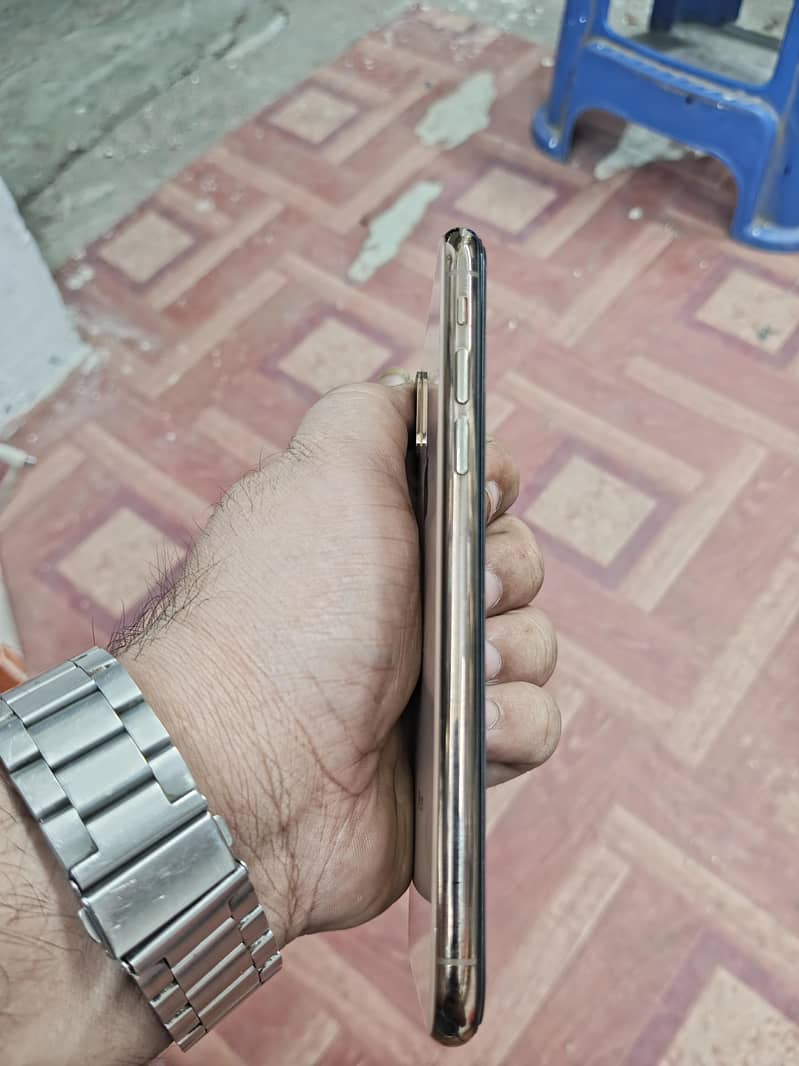 Apple iPhone XS 5