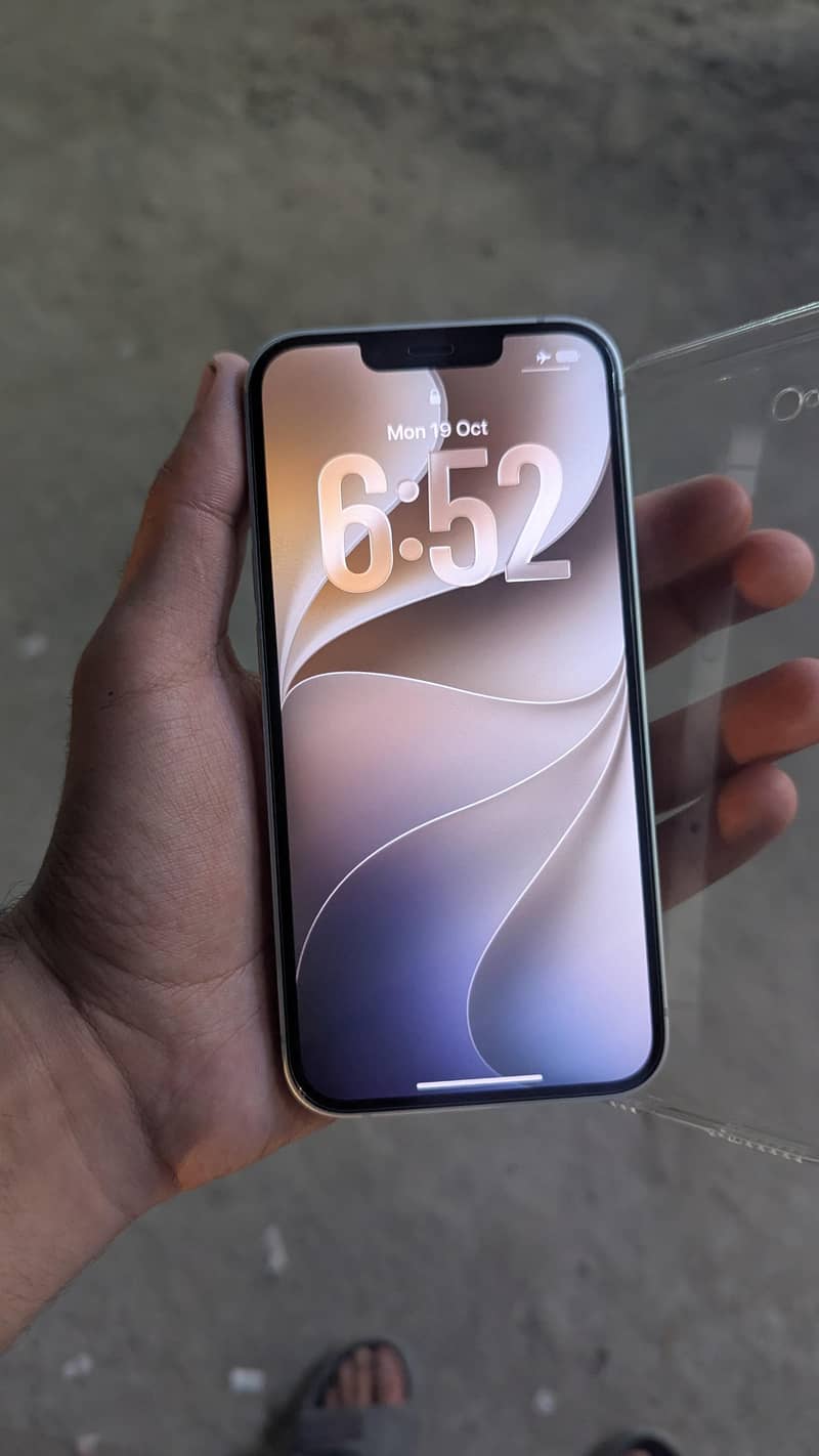 Apple iPhone 16e 0