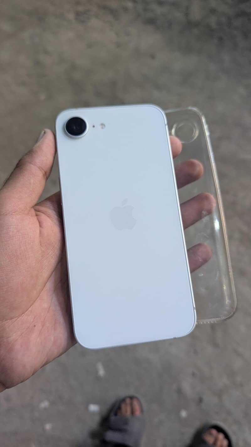 Apple iPhone 16e 1