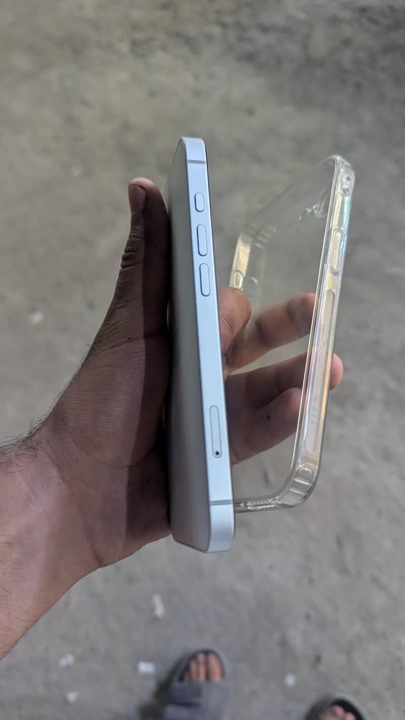 Apple iPhone 16e 2