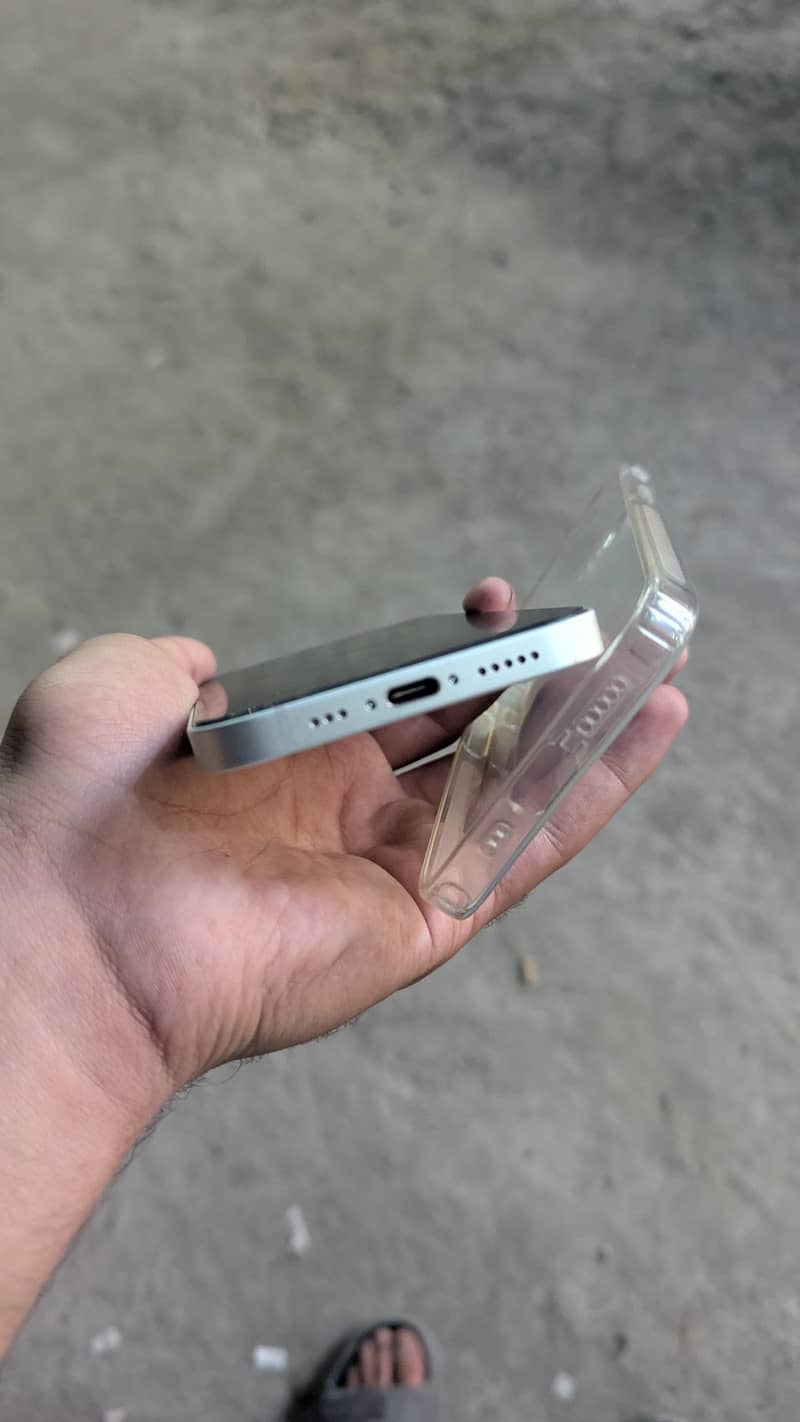 Apple iPhone 16e 3