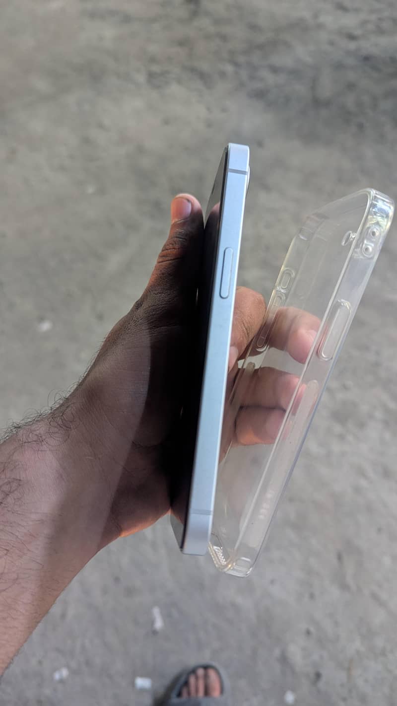 Apple iPhone 16e 4