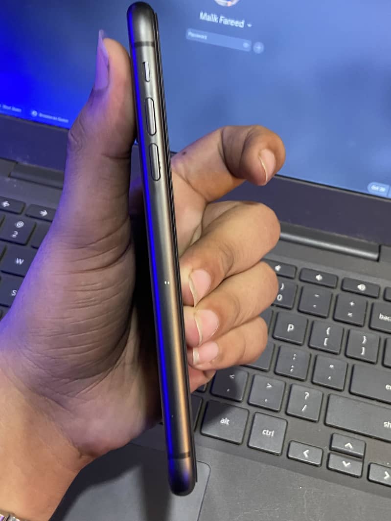Apple iPhone 11 4