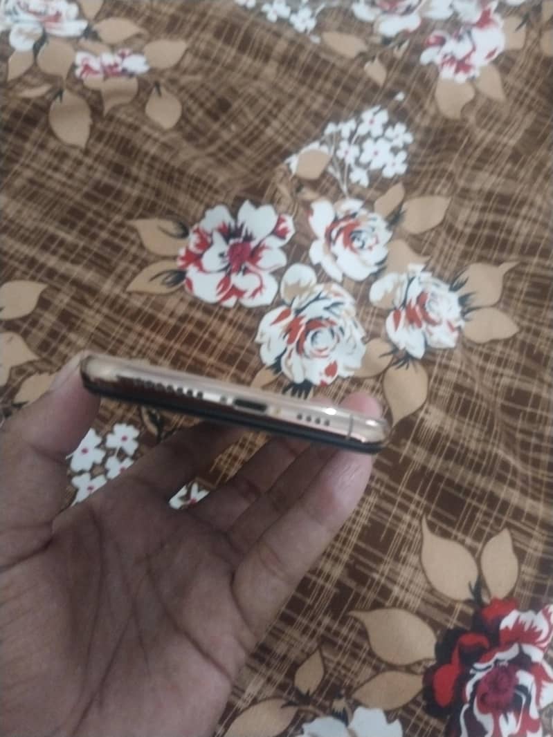 Apple iPhone XS Max 3