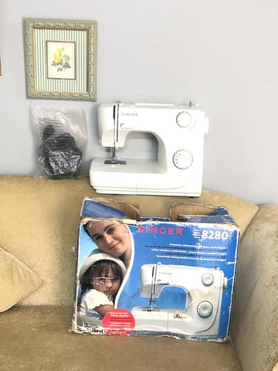 *USED SINGER SEWING MACHINE IN A GREAT CONDITION*