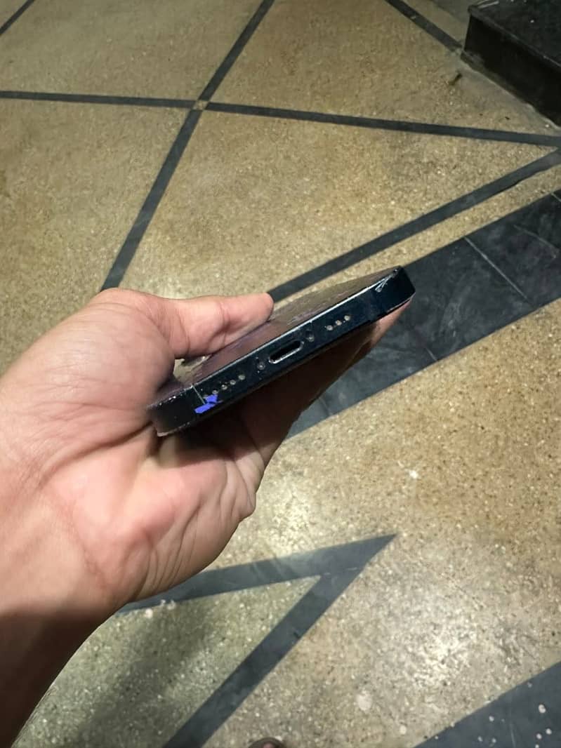 Apple iPhone 13 2