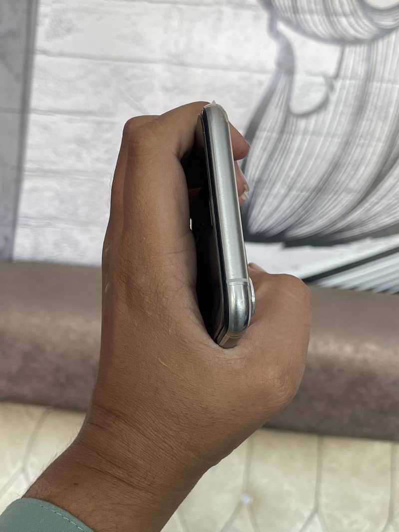 Apple iPhone 11 Pro Max 4