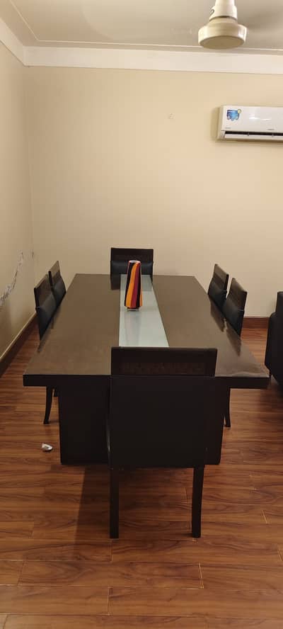 Elegant 8 Seater Dinning Table - Excellent Condition