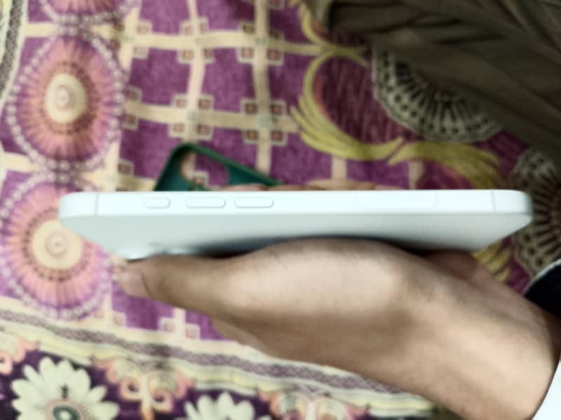Apple iPhone 16 2