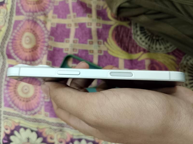 Apple iPhone 16 3