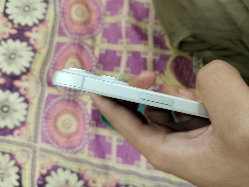 Apple iPhone 16 5