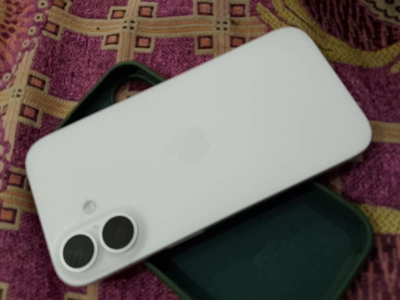 Apple iPhone 16 6
