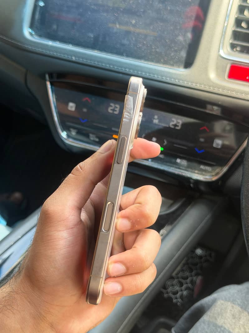 Apple iPhone 16 Pro 3