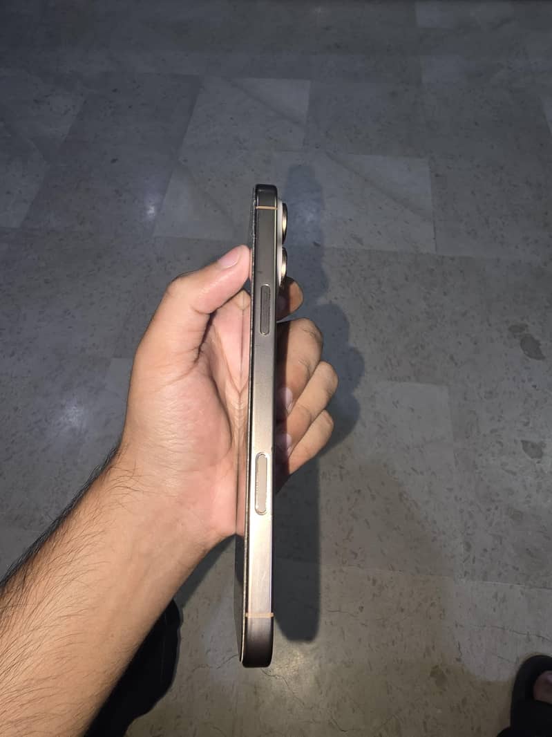 Apple iPhone 16 Pro Max 6