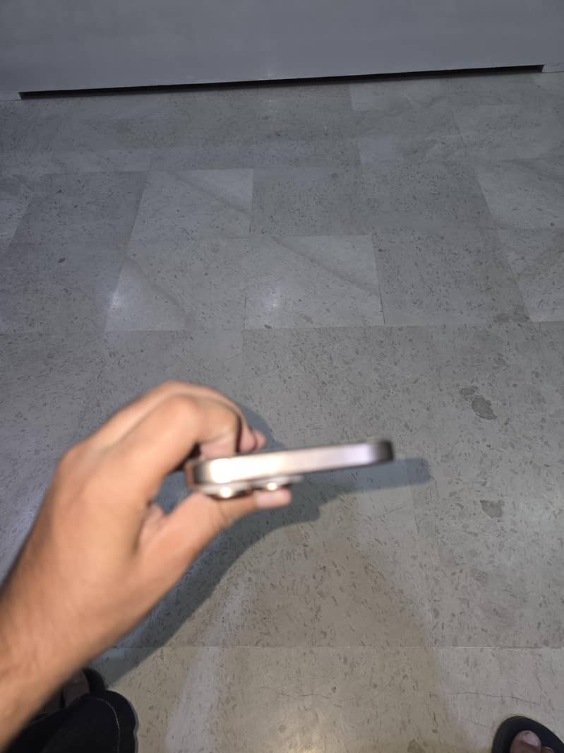 Apple iPhone 16 Pro Max 9