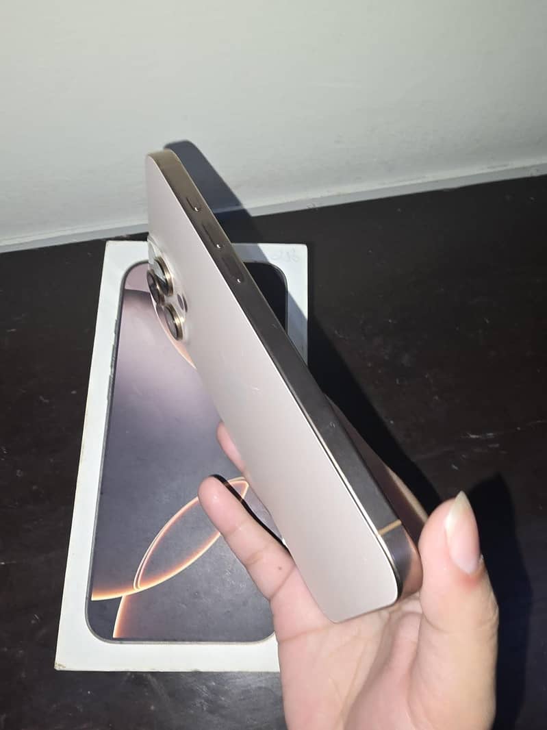 Apple iPhone 16 Pro Max 12