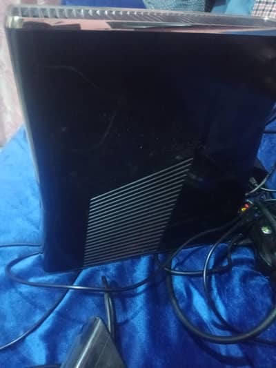 Xbox 360 for sale achi condition me ha 60 games installed + Kinect