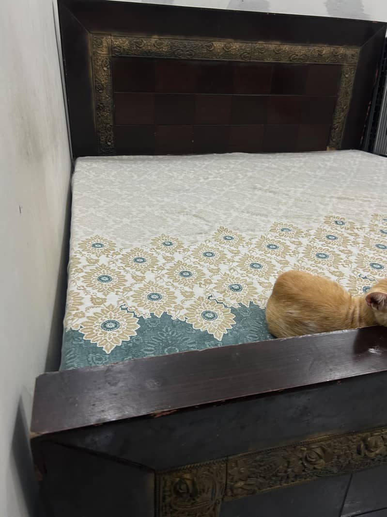 Queen size bed 0