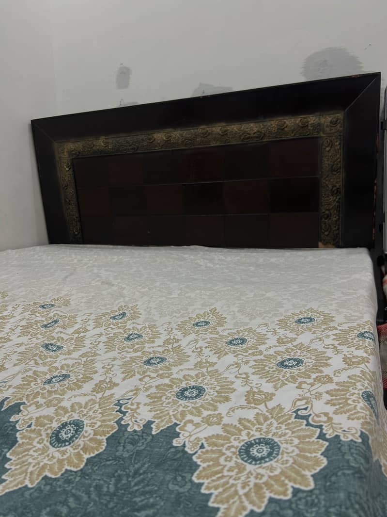 Queen size bed 1
