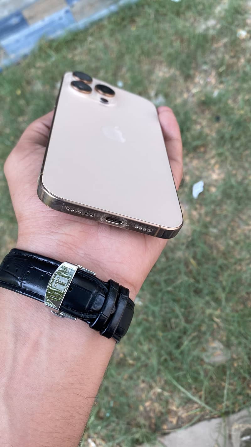 Apple iPhone 16 Pro Max 4