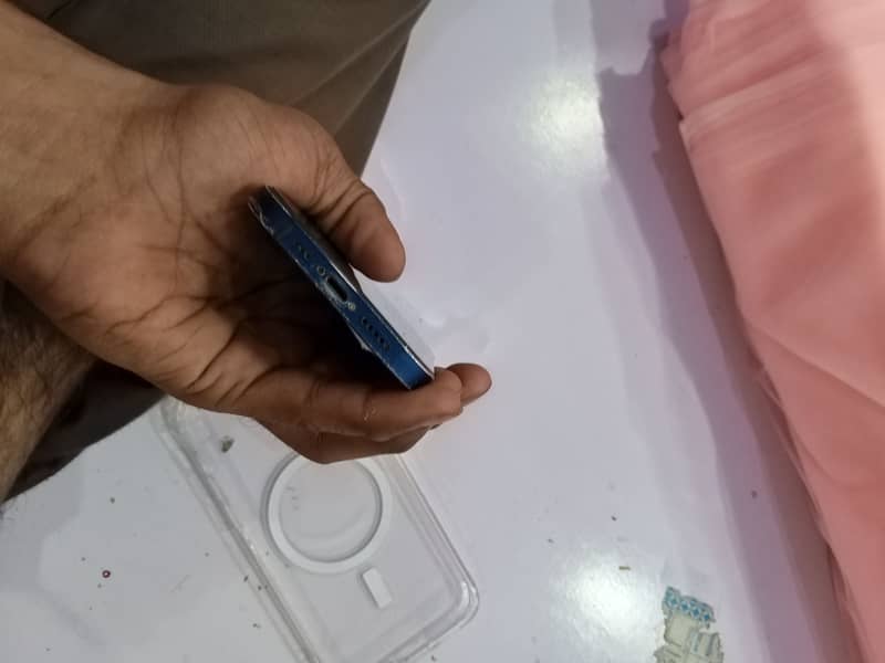 Apple iPhone 12 6