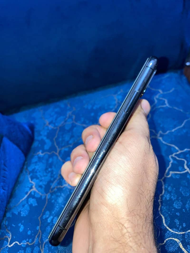 Apple iPhone XS 3