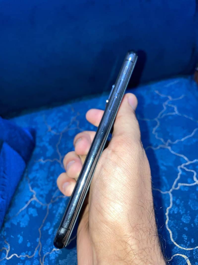 Apple iPhone XS 4