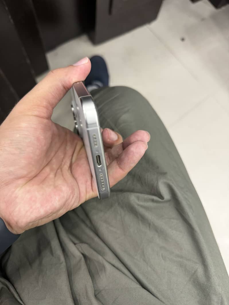 Apple iPhone 15 Pro Max 4