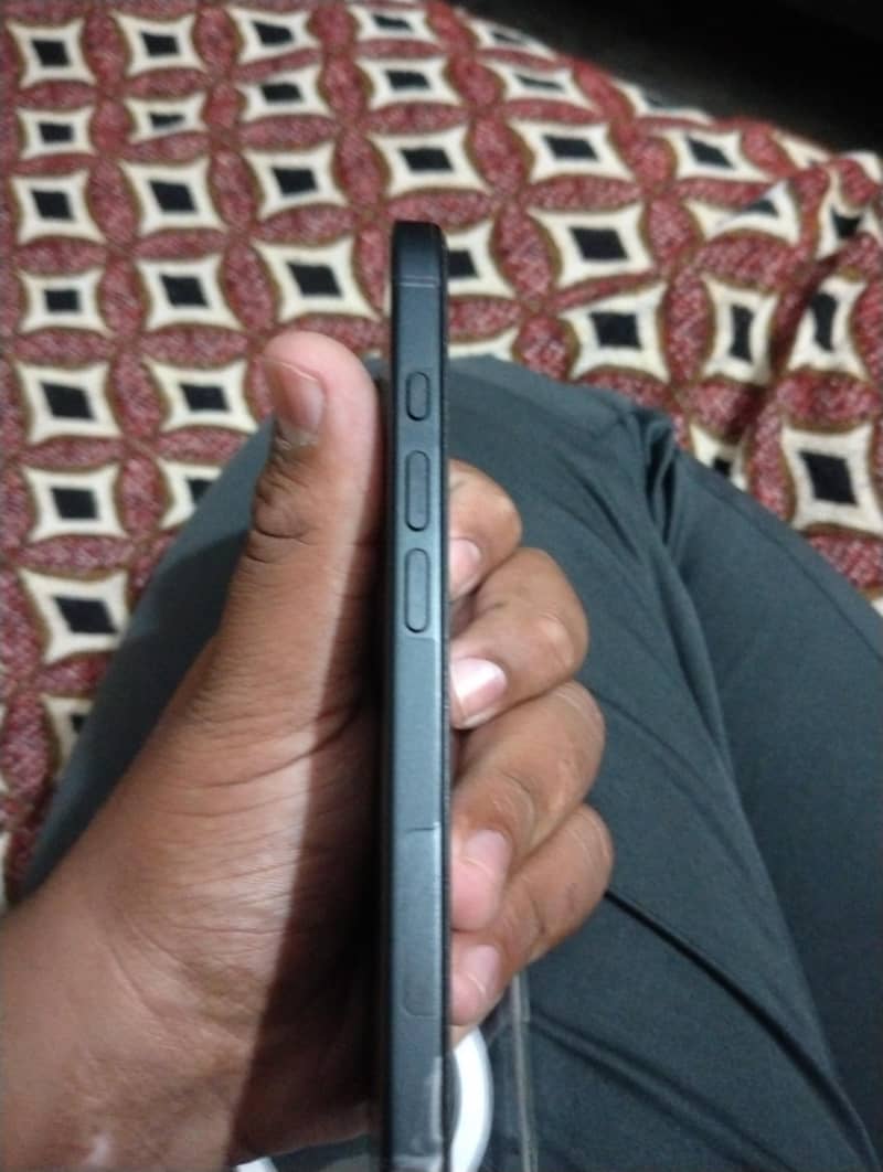 Apple iPhone 16 3