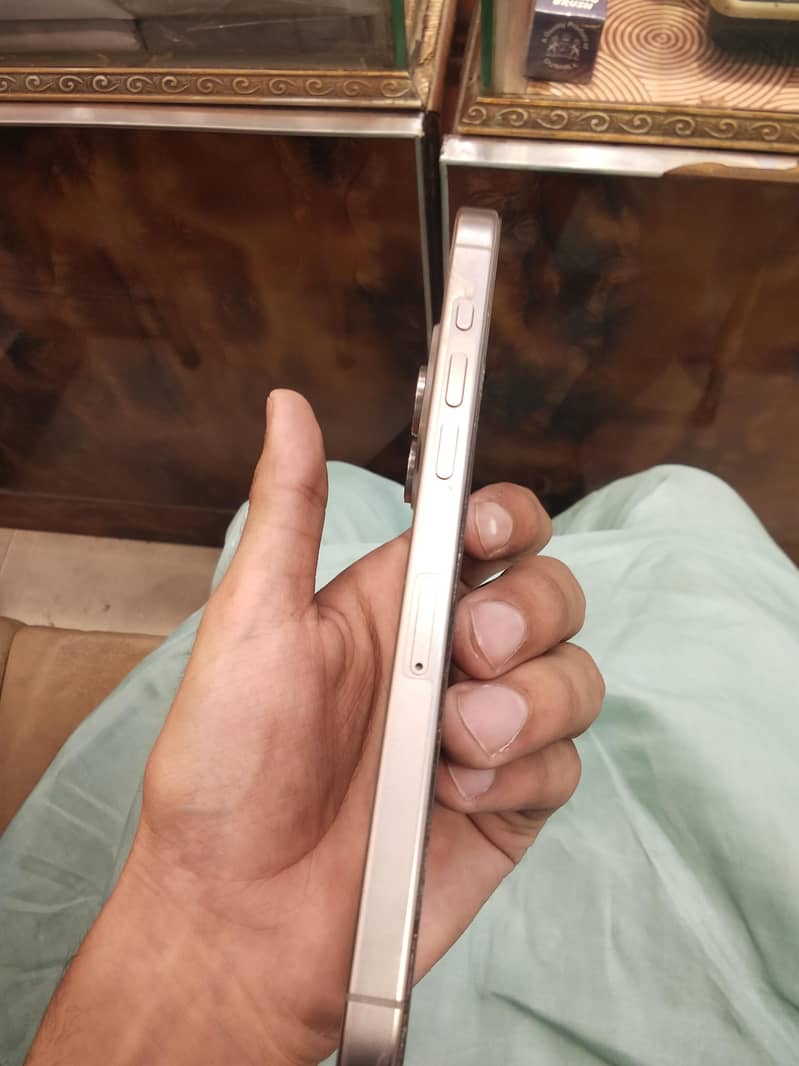 Apple iPhone 15 Pro Max 2