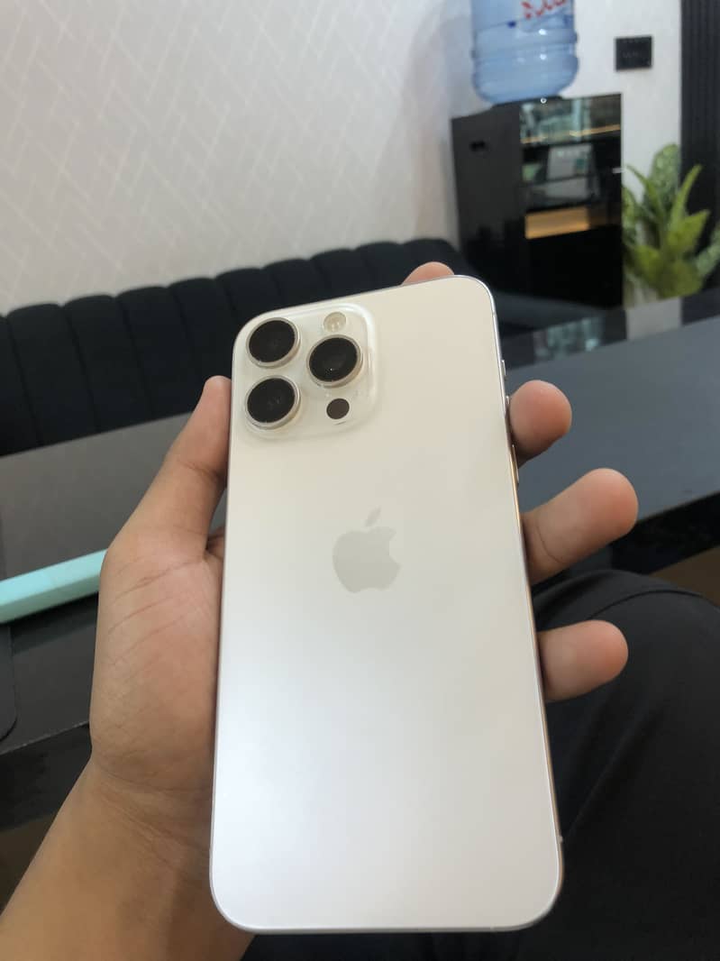Apple iPhone 15 Pro Max 2