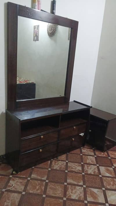 Bed set and dressing table