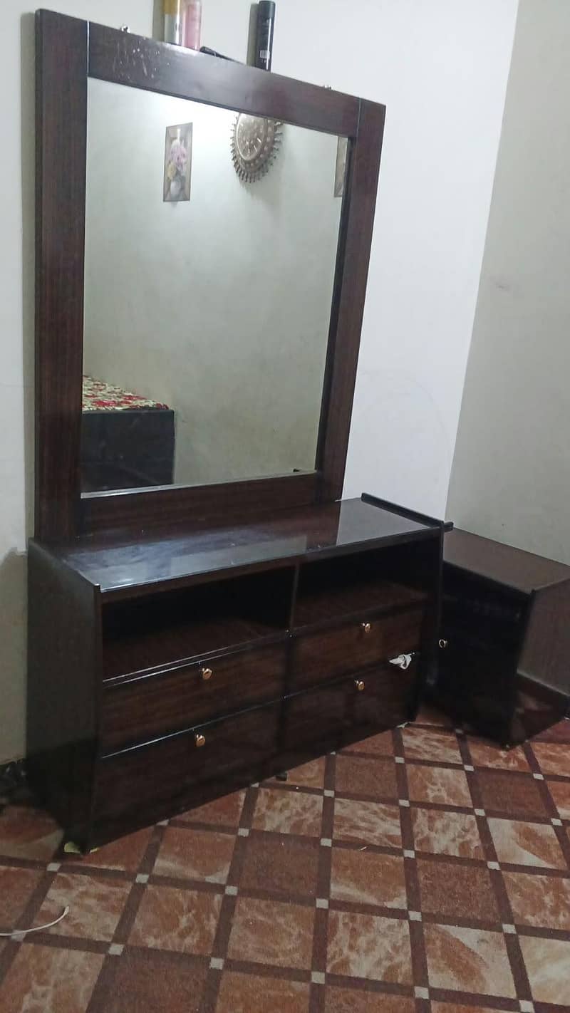 Bed set and dressing table 0