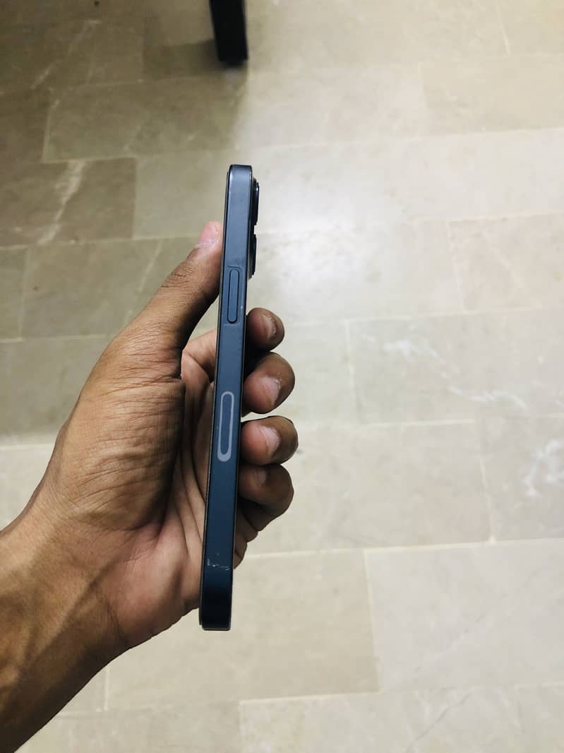 Apple iPhone 13 2