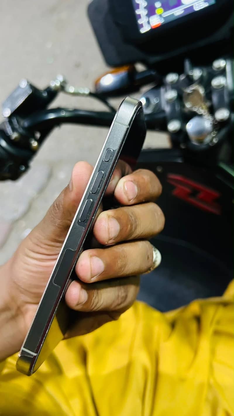 Apple iPhone 15 Pro 3